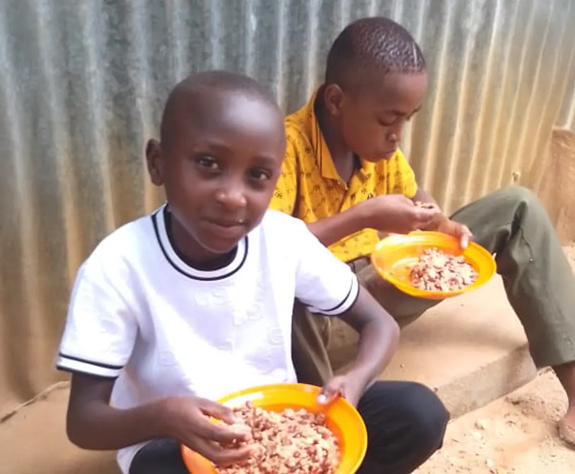 Es geht darum die Zukunft dieser kenianischen Kinder zu sichern. Häufig fehlt es an Nahrung, Kleidung und an dem nötigen Geld, um die Schule zu bezahlen. Ohne Schulbildung aber ist es aber fast unmöglich eine gute Zukunft aufzubauen.