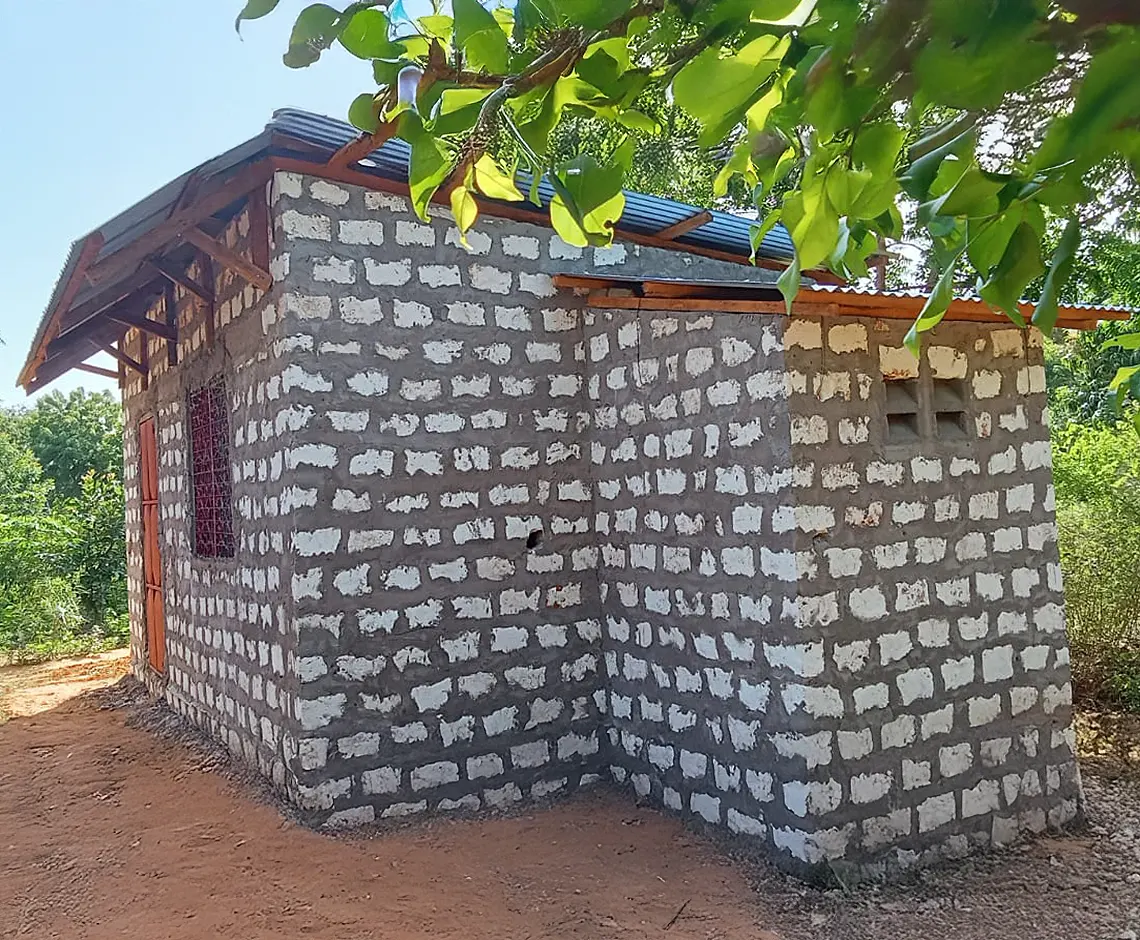 Pastorin Ruth baut in der Nähe von Malindi auf ihrem eigenen Grundstück eine Kirche, berät die Menschen in Notlagen und versucht die Armut zu bekämpfen. 